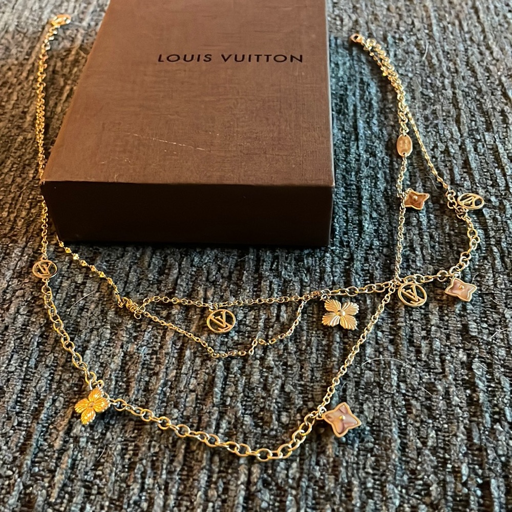 LOUIS VUITTON BLOOMING STRAUSS NECKLACE EUC